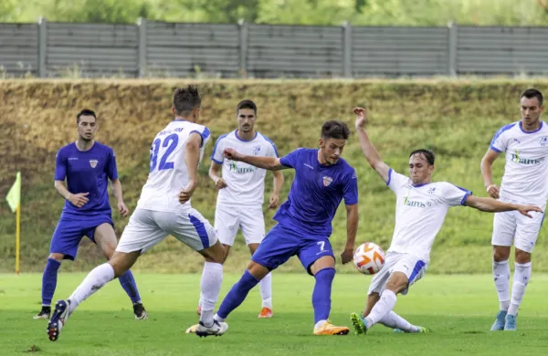 Elian Demirović (v modrem dresu z žogo) je dosegel drugi gol za 
Primorje v Kranju.  