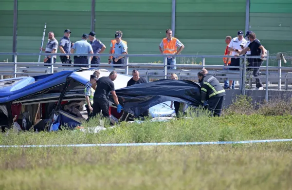   Avtobus je  na avtocesti A4 pred Zagrebom med krajema Jarek 
Bisaški in Podvorec nenadoma odneslo s ceste v jarek.