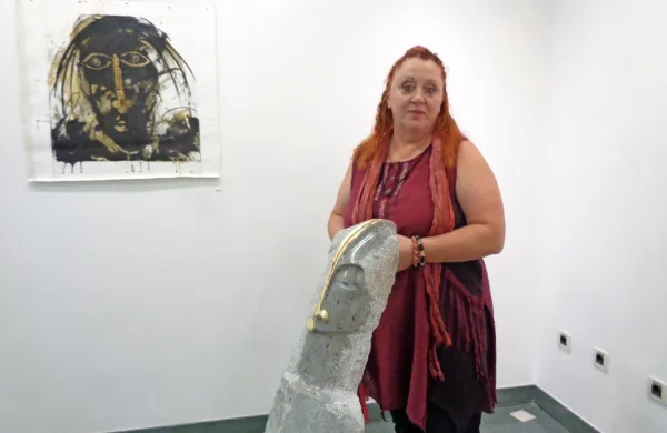 V Pavlovčevi galeriji  je ob portretih indijskega slikarja Lokesha Sonija 
svoje skulpture na ogled postavila kraška kiparka Matejka Belle.