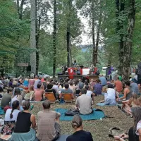Na zaščitnem znaku festivala in  orkestra Etno histeria, malem gasilskem kombiju, je  vabil oder Kovačije.  