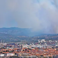 Požar pri Socerbu &scaron;e ni pod nadzorom. Ogenj želijo omejiti do noči