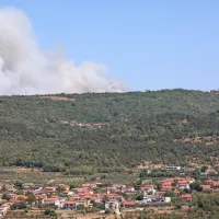Požar so okoli 8. ure omejili, a se je ta opoldne ponovno 
razplamtel. 