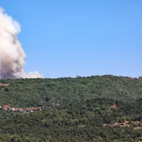 Požar pri Socerbu &scaron;e ni pod nadzorom. Ogenj želijo omejiti do noči