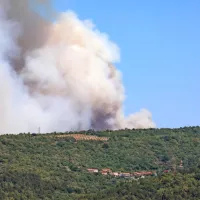 Požar pri Socerbu &scaron;e ni pod nadzorom. Ogenj želijo omejiti do noči