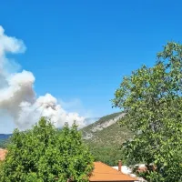 Požar pri Socerbu &scaron;e ni pod nadzorom. Ogenj želijo omejiti do noči