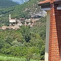 Požar pri Socerbu &scaron;e ni pod nadzorom. Ogenj želijo omejiti do noči