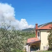 Požar pri Socerbu &scaron;e ni pod nadzorom. Ogenj želijo omejiti do noči