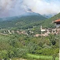 Požar pri Socerbu &scaron;e ni pod nadzorom. Ogenj želijo omejiti do noči