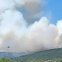 Požar pri Socerbu &scaron;e ni pod nadzorom. Ogenj želijo omejiti do noči
