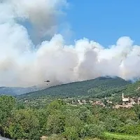 Požar pri Socerbu &scaron;e ni pod nadzorom. Ogenj želijo omejiti do noči