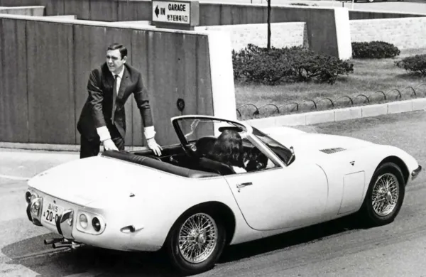 James Bond (na fotografiji Sean Connery) se je od nekdaj vozil v najboljših avtomobilih, prebival v najboljših hotelih, imel najlepša dekleta in 
najmodernejša orožja. Del teh zakladov se bo zdaj pojavil na dražbi in jih bo mogoče kupiti, pri čemer so najlepša  dekleta  izvzeta.   