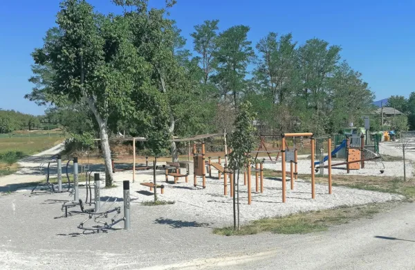 Ena od brezplačnih brezžičnih dostopnih točk za internet  je fitnes 
na prostem v Mirnu in  otroško igrišče, kjer se, če ni peklensko 
vroče kot v zadnjih dneh, zbira veliko ljudi.   