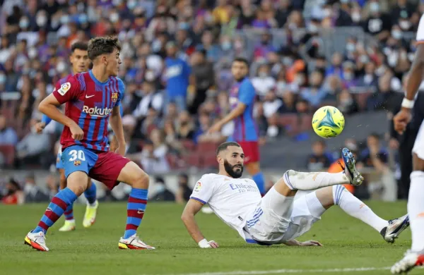 Karim Benzema (na tleh) bo tudi v letošnji sezoni glavni strelski 
adut Reala v dvoboju z Barcelono. 