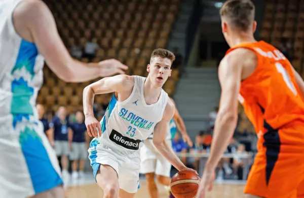Luka Ščuka (z žogo) je izkoristil priložnost v članski reprezentanci.