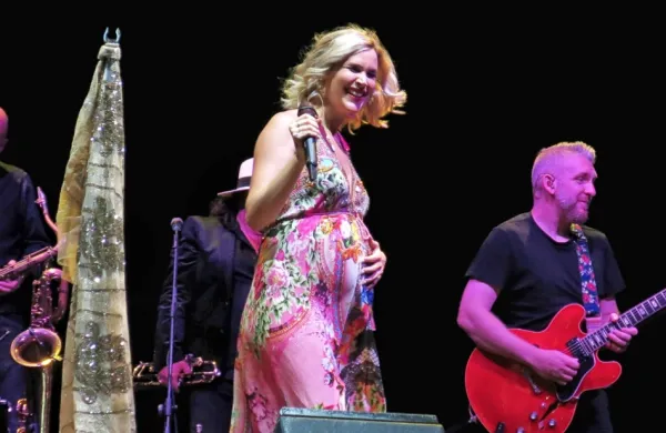 Noseča Joss Stone je v skrbi za otroka prestavila jesenske 
koncerte, pozitivno energijo pa namerava z odra širiti še vse do 
konca avgusta.