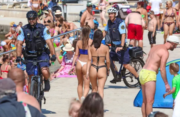 Kmalu na istrske ulice prihajajo tudi policijske patrulje na kolesih 
- včerajšnja je zgolj opozarjala in delila material, ki osvešča 
kopalce, naj varujejo svoje premoženje. 
