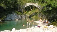 Pri Napoleonovem mostu pri Podbeli je eno najbolj čarobnih  
kopališč v topli in zdravilni Nadiži.