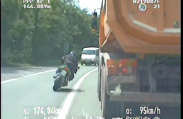 Primer nespametnega dirakača: motorist s povprečjo hitrostjo 174 
kilometrov na uro.
