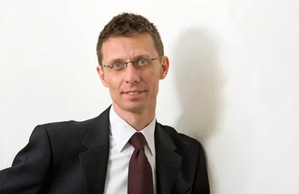 Dragan Barbutovski odhaja z mesta vršilca dolžnosti direktorja 
vladnega urada za komuniciranje (Ukom).