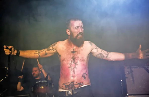 “Vsi bomo vedno enakovreden del človeštva. Žalosti me, da lahko 
religija, barva kože ali poreklo na kakršenkoli način vplivajo na 
razkol med tistim, kar je v bistvu del ene družine,” je pevec 
zasedbe Amenra Colin H. van Eeckhout pokomentiral razkol, ki 
pesti države bivše Jugoslavije. Fotografija je iz leta 2019.