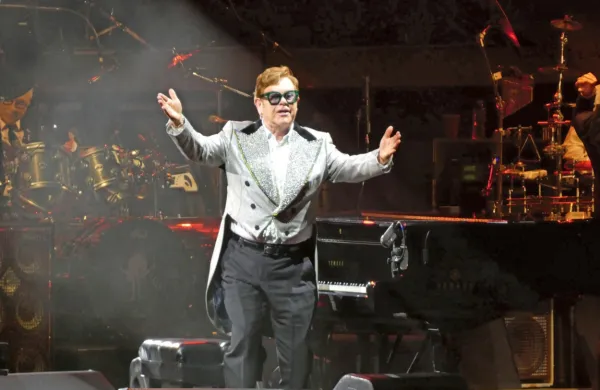 Elton John sodi med največje zvezdnike zabavne glasbe zadnjih 
desetletij.