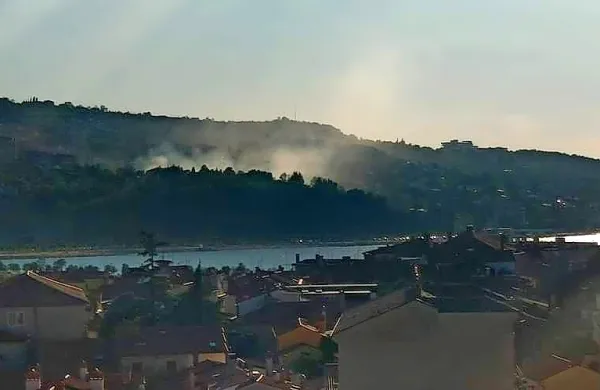 Danes, okoli 18. ure, je zagorelo na Poti v gaj v Žusterni. 