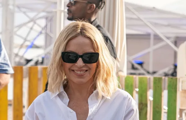 Avstralska glasbena zvezdnica Kyline Minogue te dni preživlja v 
naši bližini, v Rovinju. Fotografija je sicer z letošnjega  festivala v 
Cannesu in ne z rovinjskih ulic, kjer jo je bilo tudi videti.