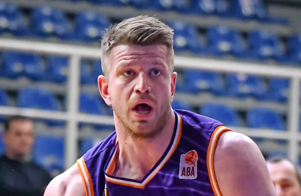 Leon Šantelj je imel lani v Heliosu  v domačem prvenstvu 
povprečje 12,6 točke in 3,5 skoka na tekmo.