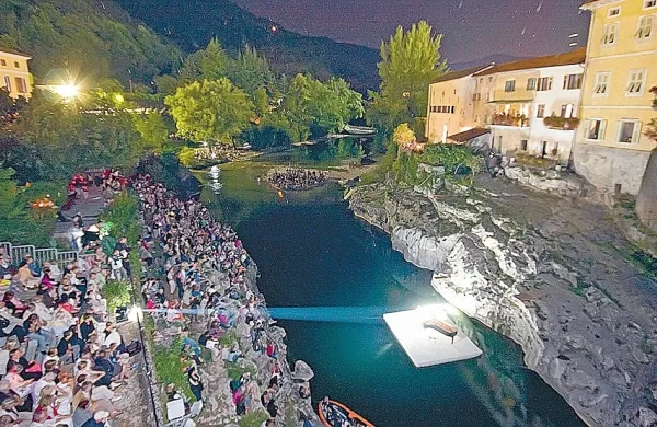 Poslušalci bodo koncert tudi letos spremljali z obeh bregov Soče. 
