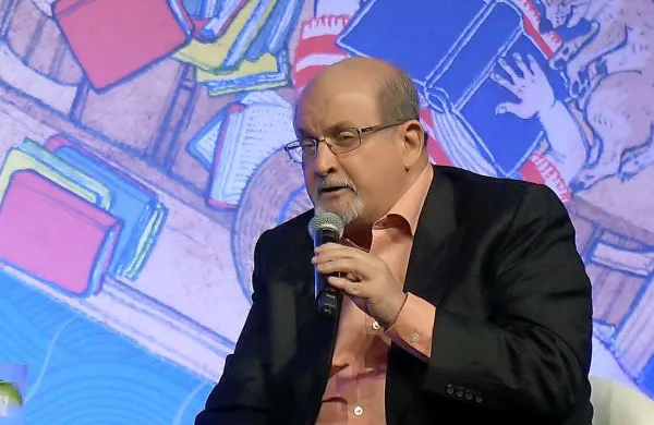 75-letni Rushdie je v preteklosti večkrat doživel grožnje s smrtjo.