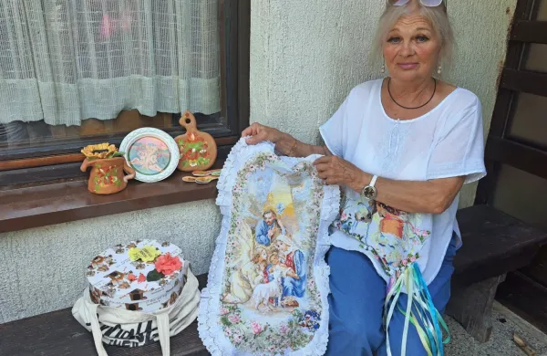 Upokojena učiteljica Natalia Bohdanova, ki se je v Slovenijo 
zatekla iz kraja Lukashivka, si čas krajša z različnimi ročnimi 
deli.