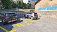 Turisti, ki bivajo v Casi Isabella, lahko svoja vozila parkirajo na 
rezerviranih mestih ob skladišču Libertas na severni obvoznici. 