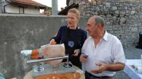 Dr. Stanislav Renčelj je vselej blizu pršuta. Reže ga Irena Ravbar Kovačič. 
