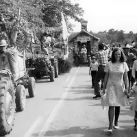 Tradicionalna povorka kmečkih voz iz kraških vasi leta 1975.
