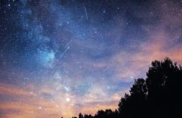 Vrhunec utrinkov meteorskega roja Perzeidov bo letos motila luna