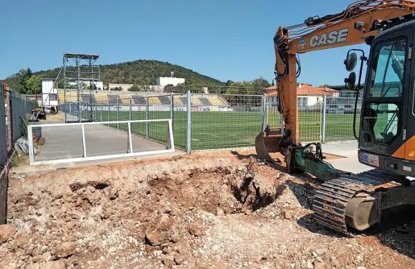 Na nogometnem stadionu so se začela gradbena dela za postavitev reflektorjev.  