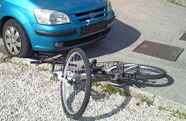 Tudi če kolesar vozi pravilno, se mora zavedati, da bo ob trku z 
avtom krajšo potegnil sam. 