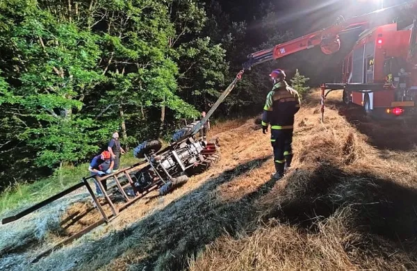 Traktor se je k sreči ustavil na boku in se ni kotalil naprej.