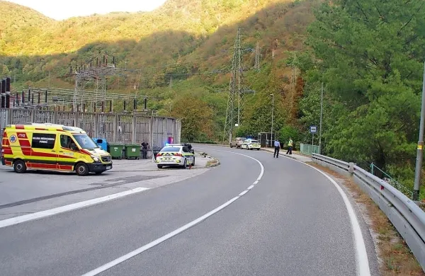 Zaradi prevelike hitrosti je 55-letni motorist pri Doblarju trčil v 
avtomobil, ki je zavijal levo na parkirišče elektrarne. 