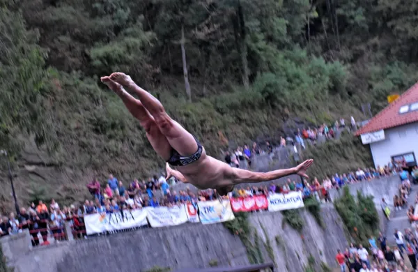 Skoki z mosta  jemljejo dih. Na fotografiji je Marko Pavlović.