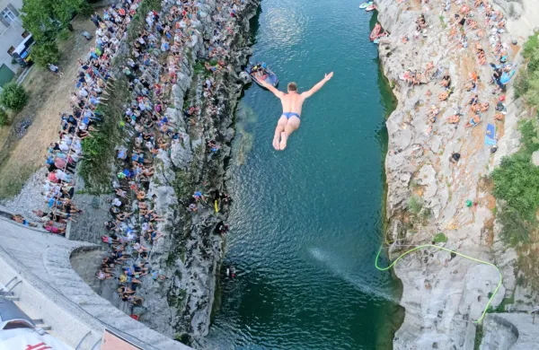 FOTO in VIDEO: Skoki z mosta v Kanalu
