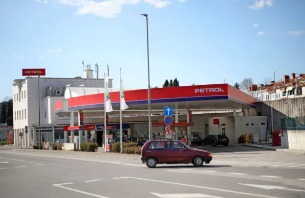 Ponekod po državi v zadnjem času opažajo zaprtje ali skrajšanje 
delovnega časa posameznih Petrolovih bencinskih servisov. Fotografija je simbolična.