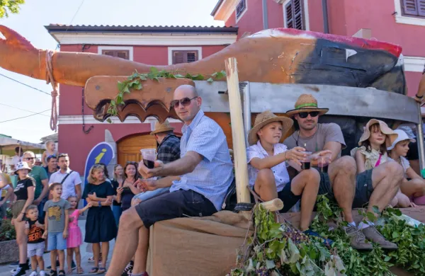 FOTO: 50 let Praznika terana in pr&scaron;uta napolnilo Dutovlje