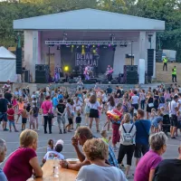 Nedeljska zabava na osrednjem prizorišču, šolskem igrišču v 
Dutovljah 