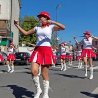 Nedeljski sprevod so odprle mažoretke iz Povirja in Kraška pihalna 
godba.