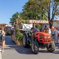 FOTO: 50 let Praznika terana in pr&scaron;uta napolnilo Dutovlje