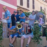FOTO: 50 let Praznika terana in pr&scaron;uta napolnilo Dutovlje