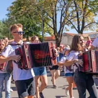 FOTO: 50 let Praznika terana in pr&scaron;uta napolnilo Dutovlje