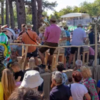 FOTO: 50 let Praznika terana in pr&scaron;uta napolnilo Dutovlje