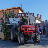 FOTO: 50 let Praznika terana in pr&scaron;uta napolnilo Dutovlje